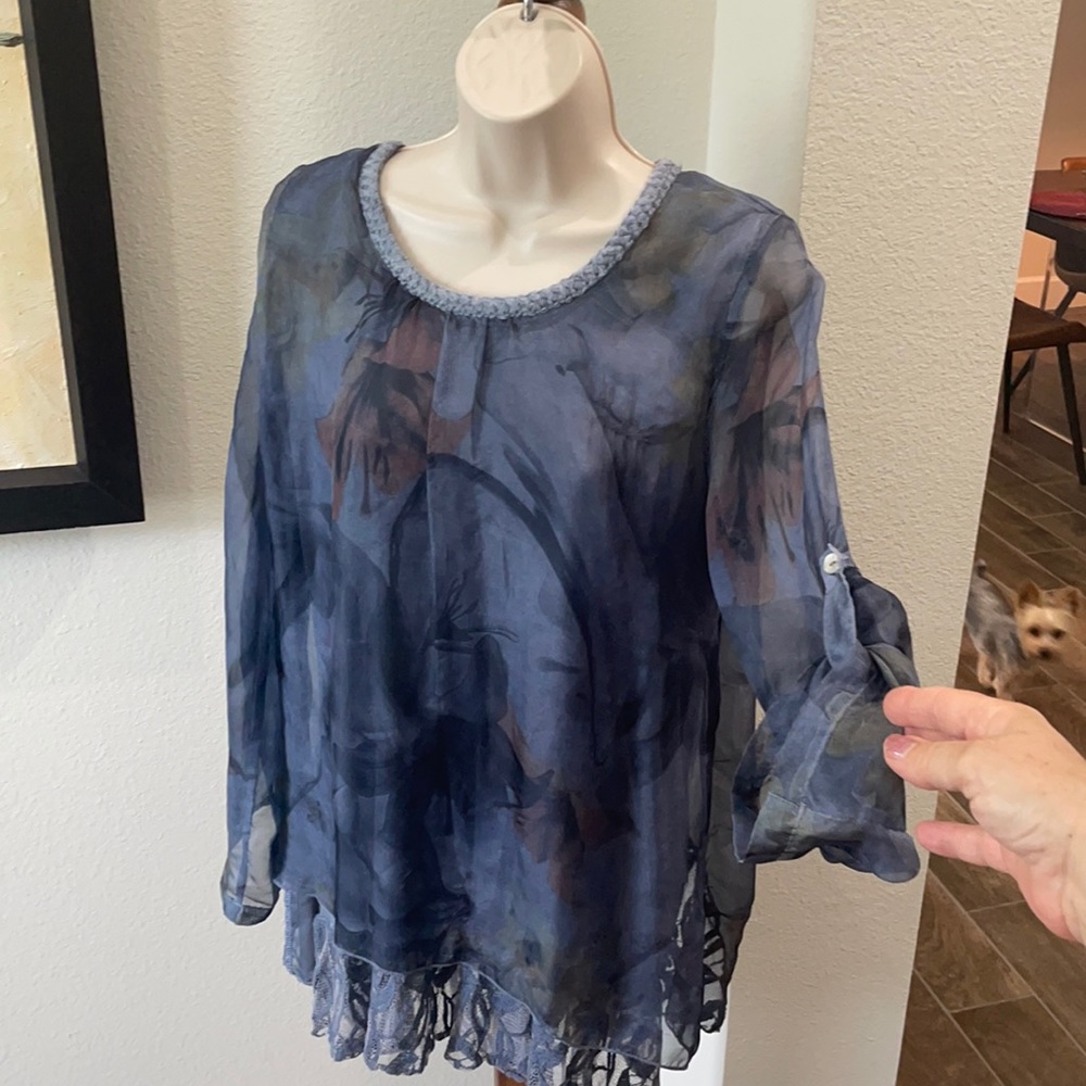 Flora Ashley layered blue and lace top..sz M. Bottom in sleeve for cropped look